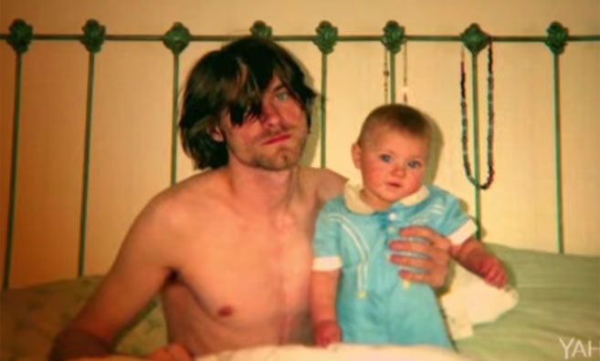 Kurt Cobain sostiene a su hija en un fotograma del documental...