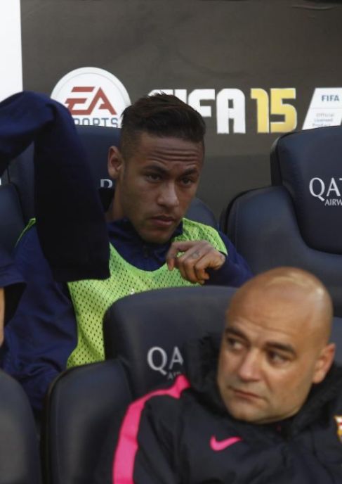 Neymar, cariacontecido, en el banquillo del Barcelona.
