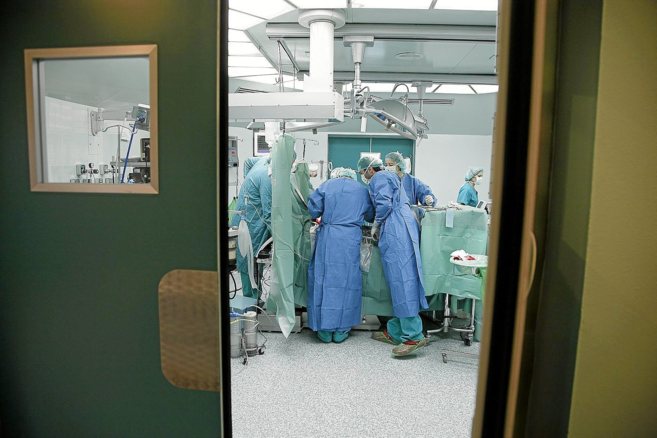 Un equipo mdico interviene a un paciente en una sala de operaciones.