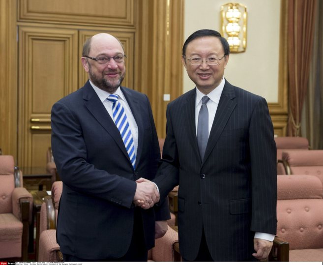 El presidente del Parlamento Europeo, Martin Schulz, y el consejero de...