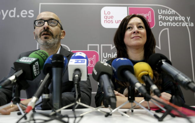 La candidata a la Generalitat, Alicia Andjar, acompaada de Eduardo...