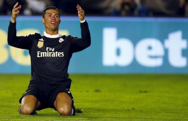 Cristiano Ronaldo gesticula tras no pitar el rbitro penalti en su...
