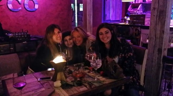 Chabelita con sus amigas en el restaurante VOC.