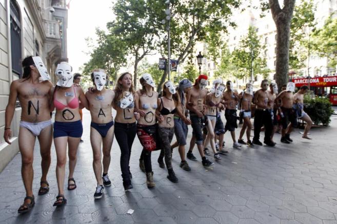 Protesta contra la prohibición del nudismo en Barcelona.
