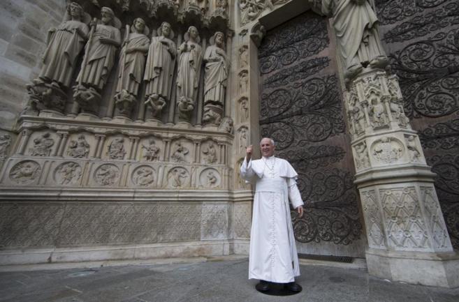 Una figura de cera del Papa Francisco, ante la catedral de Ntre...