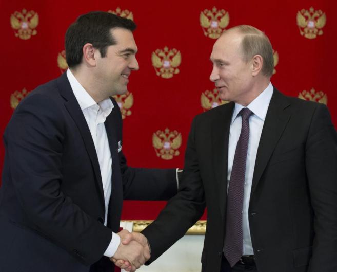 El primer ministro griego, Alexis Tsipras (izquierda), y el presidente...