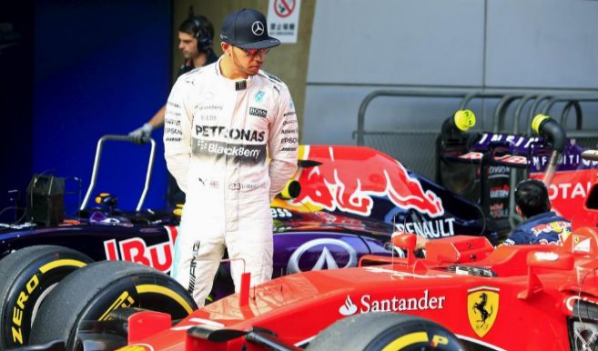 Lewis Hamilton echa un vistazo al Ferrari de Sebastian Vettel.