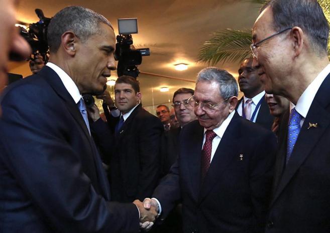 Barack Obama estrecha la mano de Ral Castro en Ciudad de Panam.