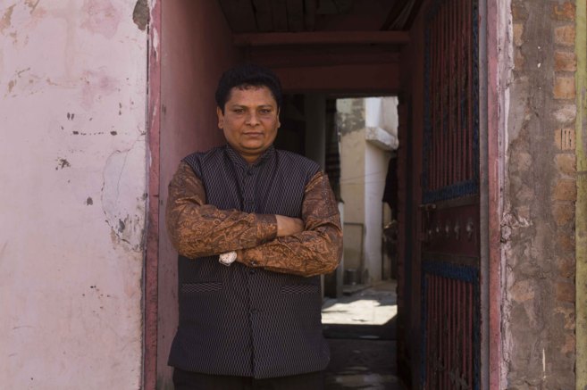 Hans Raj Chauhan, de 33 aos, posa en la puerta de su casa en Tohana,...