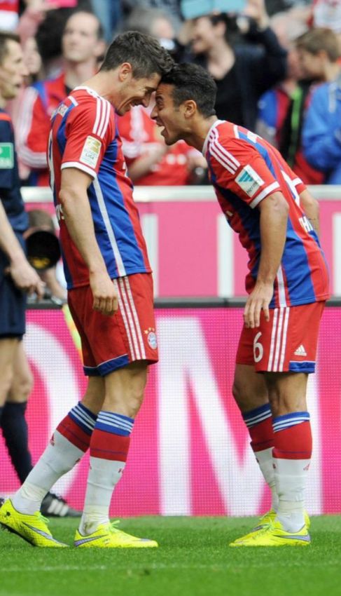 Lewandowski celebra uno de sus goles con Thiago.