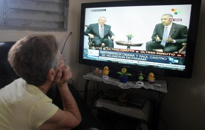 Una mujer observa la retransmisin de la reunin entre Obama y...