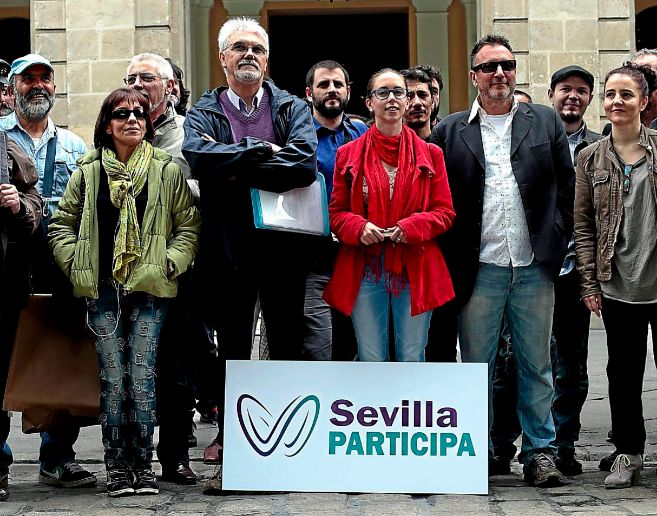 Los impulsores de Sevilla Participa, ante el Ayuntamiento.