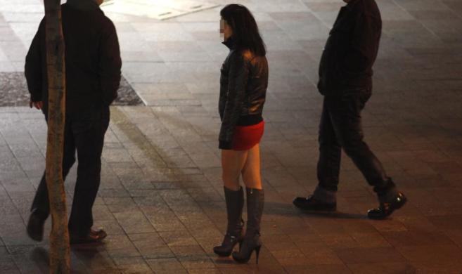 Una prostituta en la calle Montera de Madrid.
