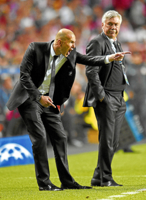 Zidane lanza una instruccin en el verde del Estdio da Luz