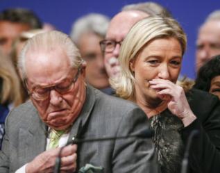 Jean-Marie Le Pen y su hija Marine, en un acto.