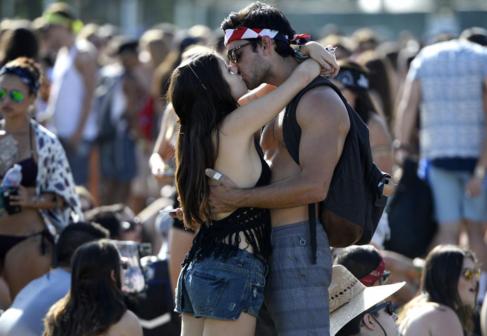 Una pareja besndose en el Festival californiano de Coachella.