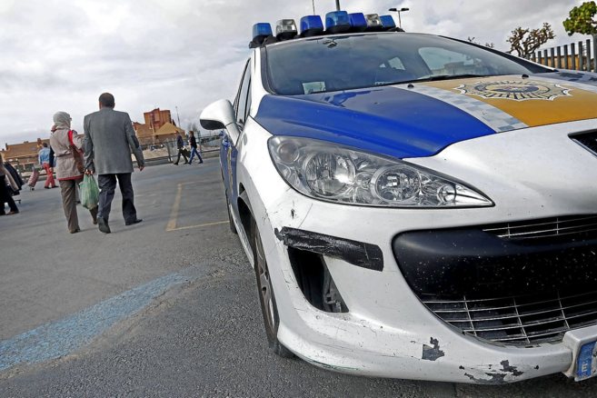 Desperfectos en uno de los coches de la Polica Local de Alicante