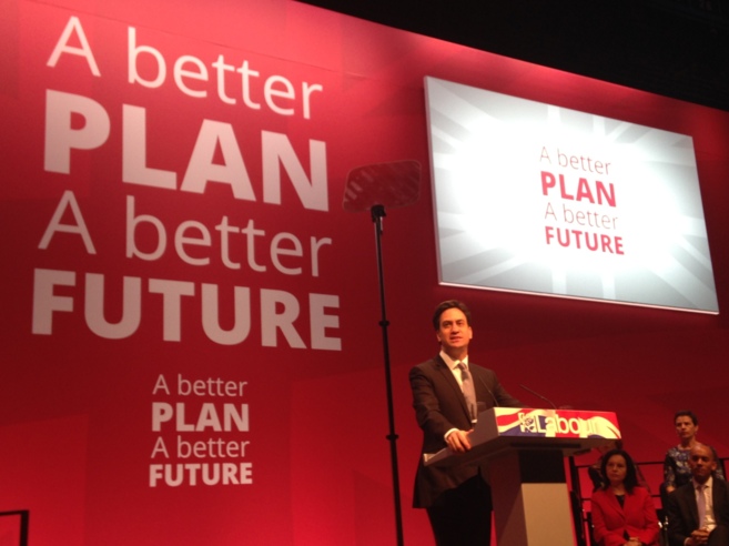 El laborista Ed Miliband en un momento del manifiesto, en Machester...