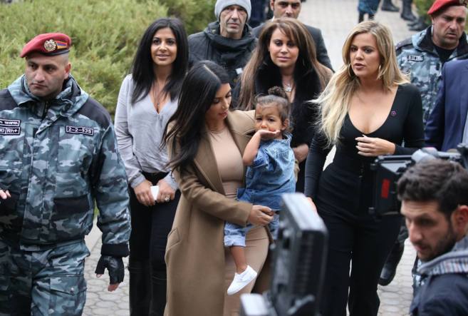 Kim Kardashian con su hija North en brazos y su hermana Khloe en...
