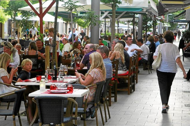 Varias terrazas llenas de restaurantes en la calle Fbrica.