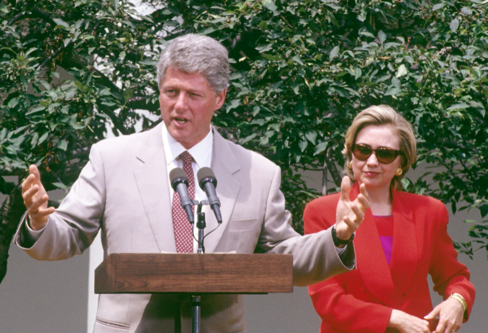 En 1975 se cas con Bill Clinton. Tres aos despus, Clinton fue...