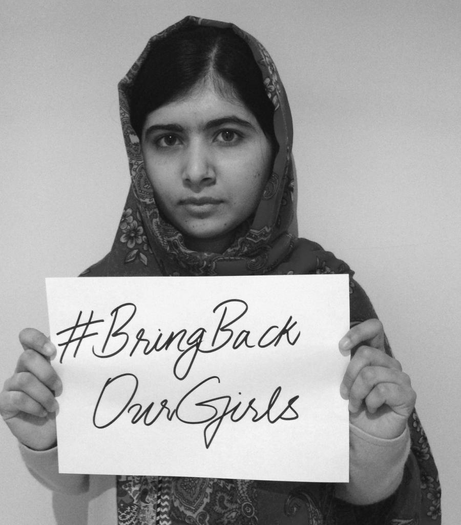 La activista paquistan Malala Yousafzai sostiene un cartel con el...
