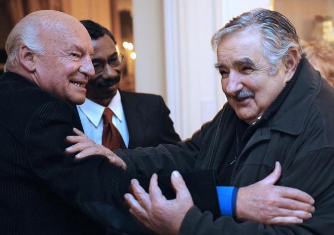 Galeano, con el ex presidente uruguayo y entonces candidato en 2009.