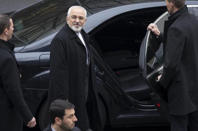 El ministro de Exteriores iran, Javad Zarif (centro) deja su hotel...