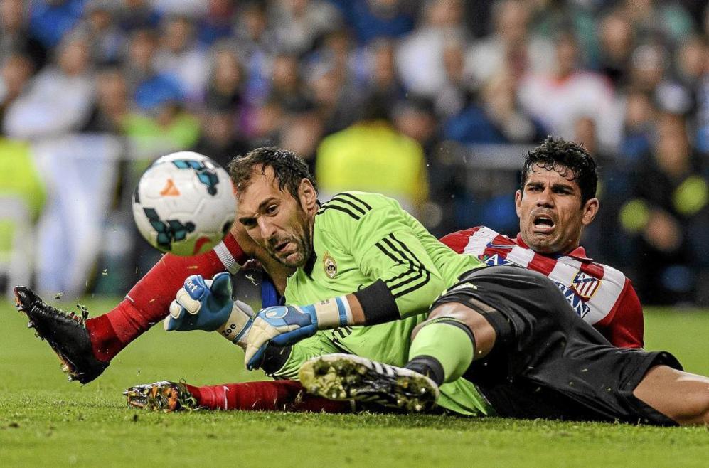 Diego Lpez, a los pies de Diego Costa, que firm el 0-1 liguero en...
