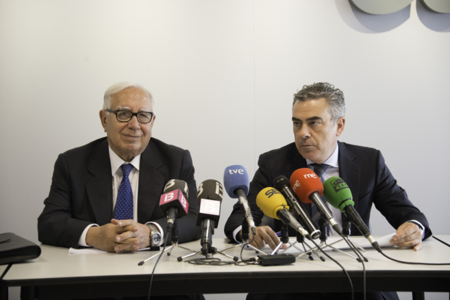 Manuel Lagares (a la izquierda) ponente de 'La economía...