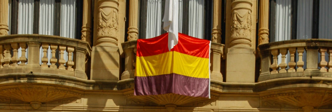 La bandera republicana ondeando en el Ayuntamiento de San Sebastián.