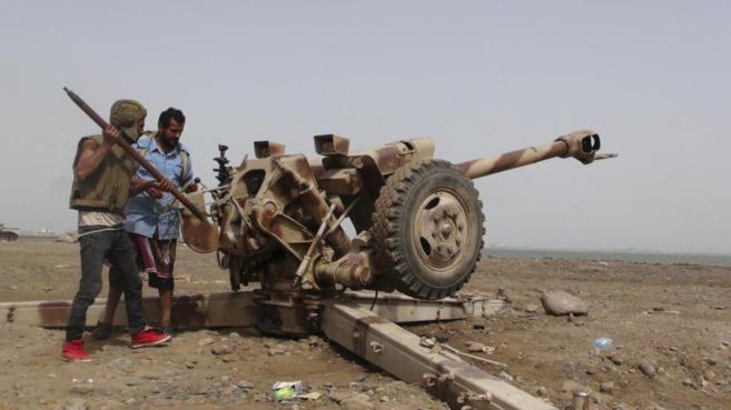 Ciudadanos leales al presidente yemení durante un combate contra los...