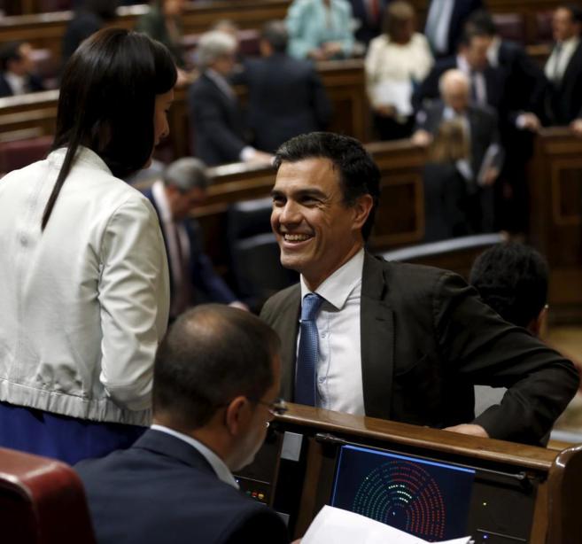 Pedro Snchez conversa con una diputada del PSOE en la sesin de...