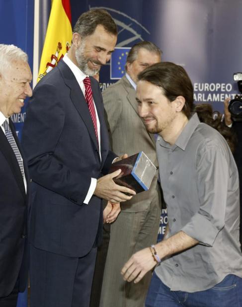 El lder de Podemos, Pablo Iglesias, (dch), se va tras saludar y...