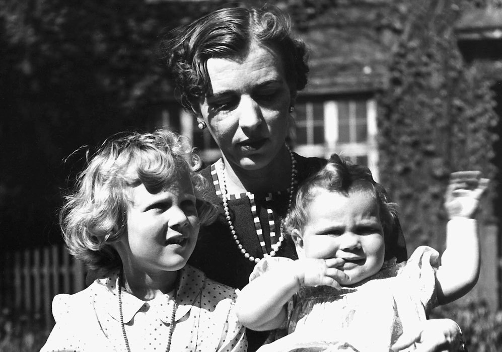 La princesa Ingrid de Suecia posa con sus dos hijas Margarita y...