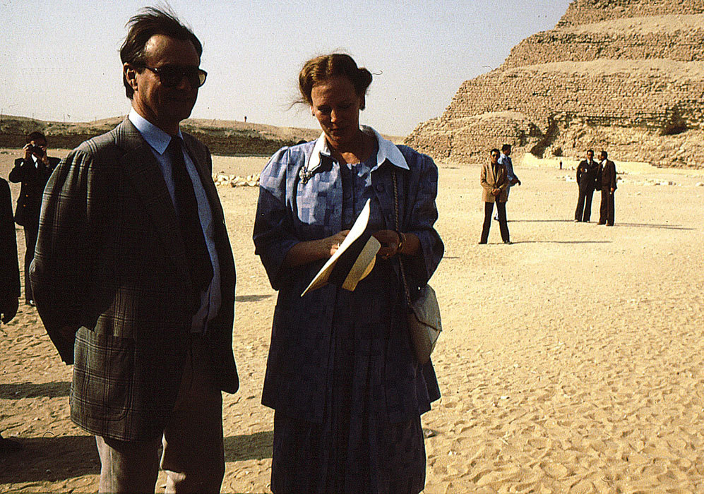 Otra imagen de la reina y el prncipe Enrique de su viaje a Egipto.