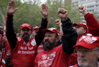 Trabajadores de Coca-Cola celebran la decisin.