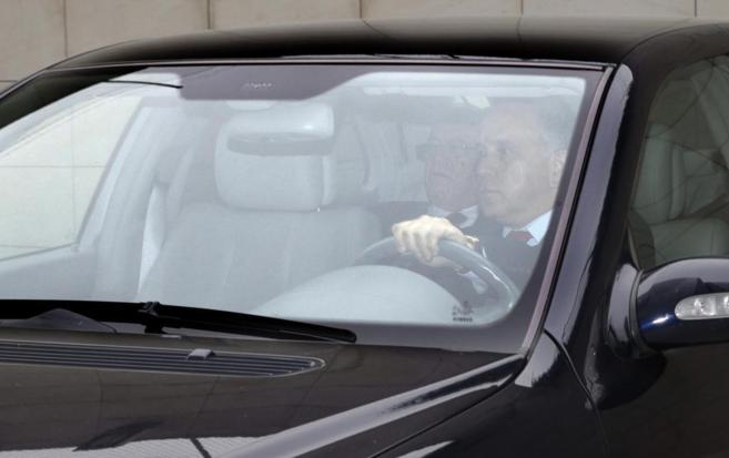 Mario Isea llega en coche al Ministerio de Exteriores.