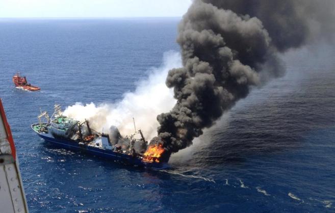 El pesquero ruso incendiado en una imagen captada el domingo.