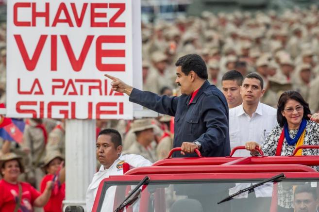El presidente venezolano, Nicols Maduro, saluda a sus simpatizantes...