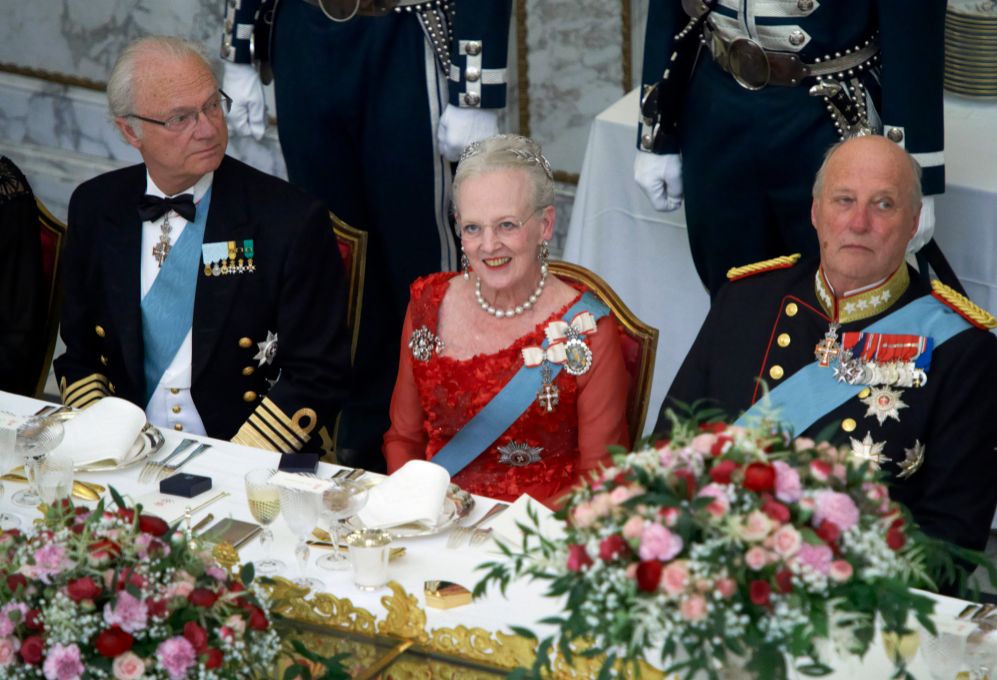 La reina Margarita, flanqueada por el Rey Carlos Gustavo de Suecia (i)...