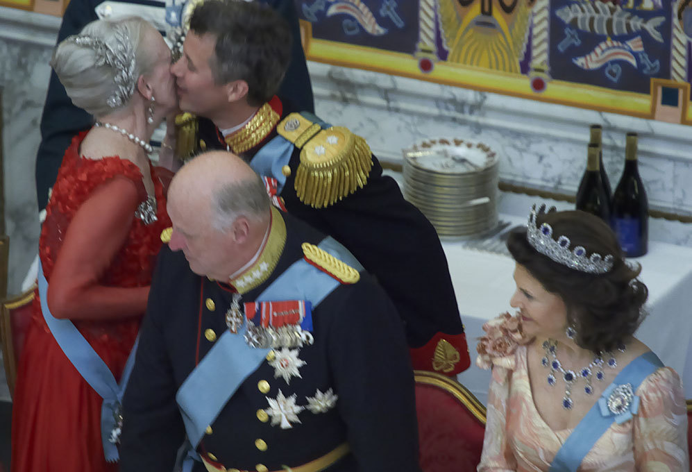 Federico besa a su madre ante Harald de Noruega y Silvia de Suecia.