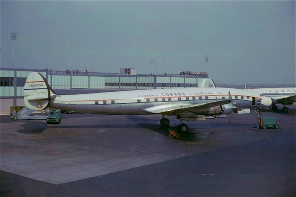 Aeropuerto Boyeros, 1954. Lockheed Super Constellation propiedad de...