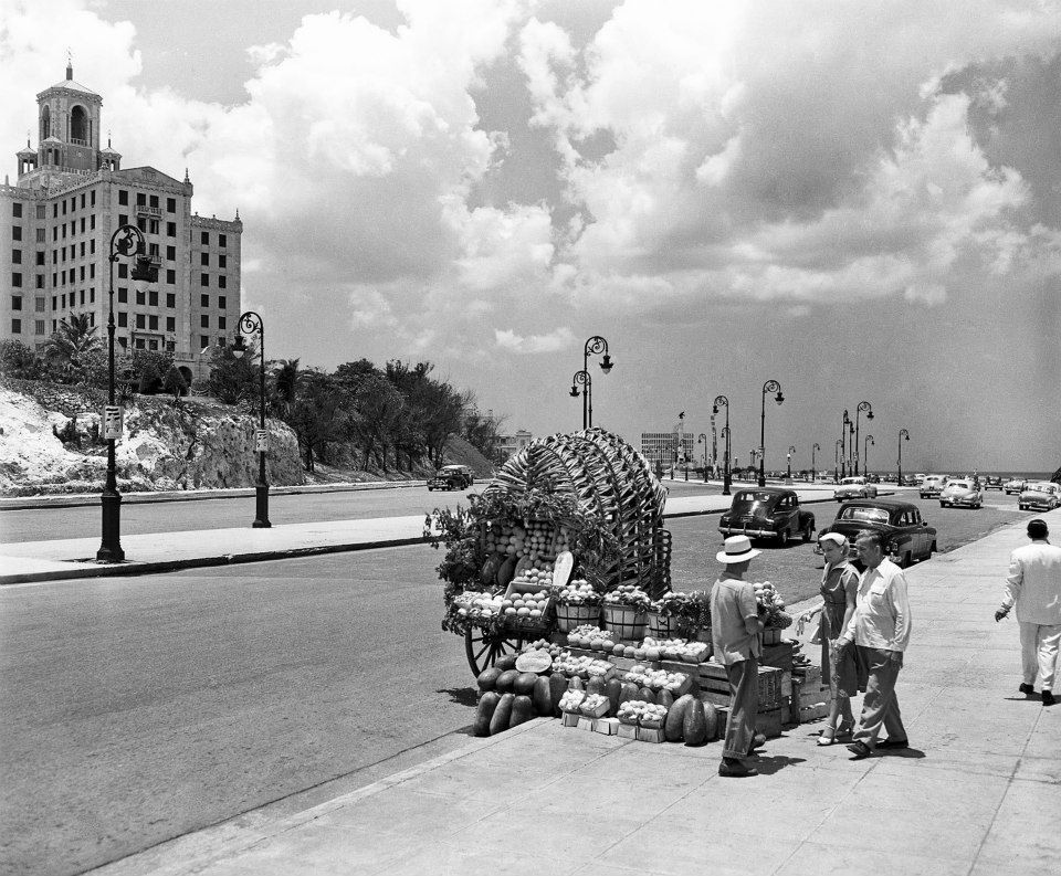 Vendedores ambulantes de frutas, Malecón, 1958. En la colina se observa el ala derecha del Hotel Nacional construido en 1930.