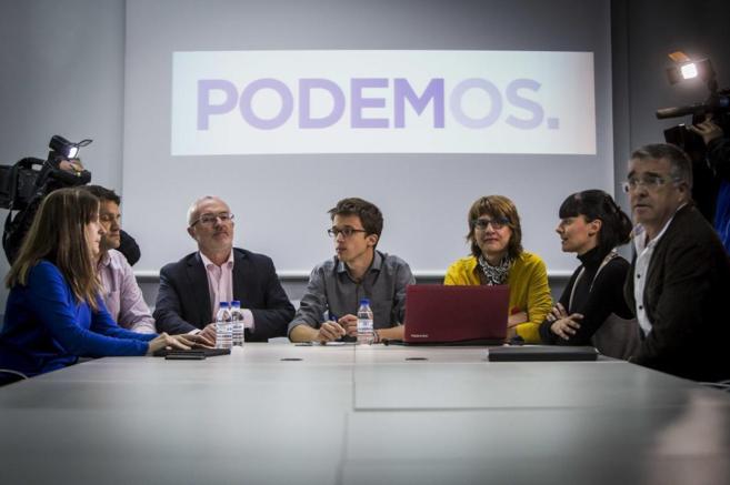 El candidato de Podemos a la Generalitat, Antonio Montiel, junto al...
