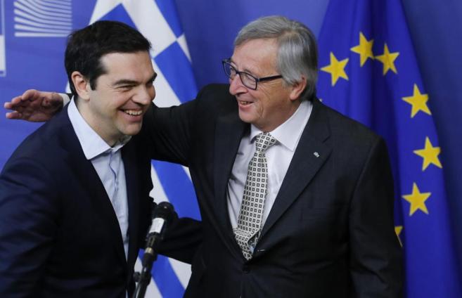 El primer ministro griego, Alexis Tsipras (izda) y el presidente de la...