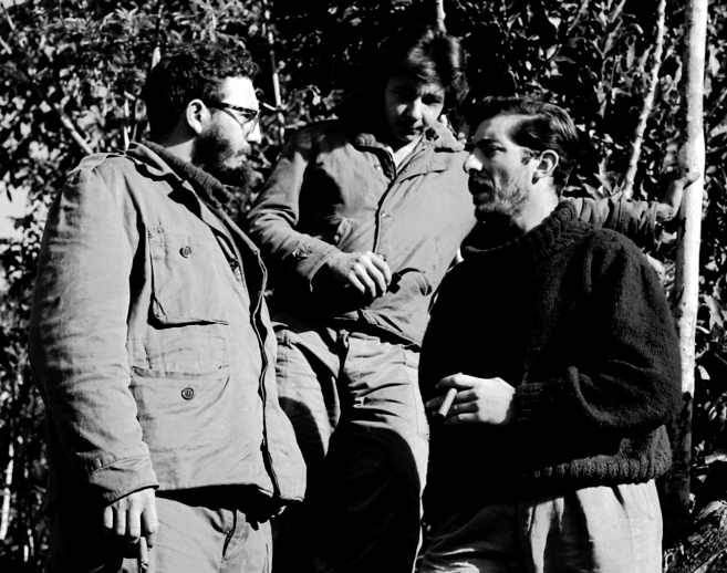 Fidel y Ral Castro charlan con Enrique Meneses en Sierra Maestra.