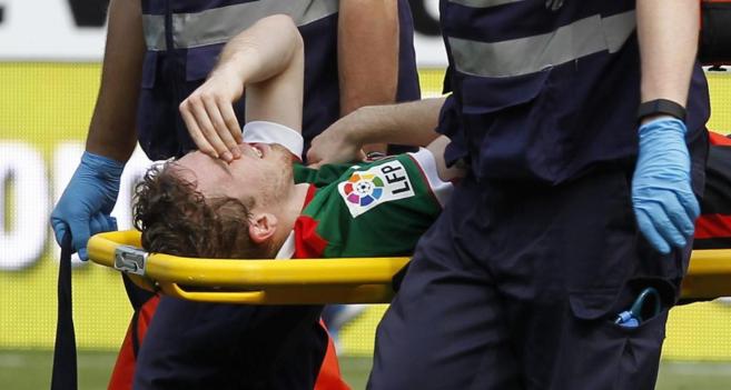 Muniain sale lesionado del campo en el encuentro contra el Sevilla.