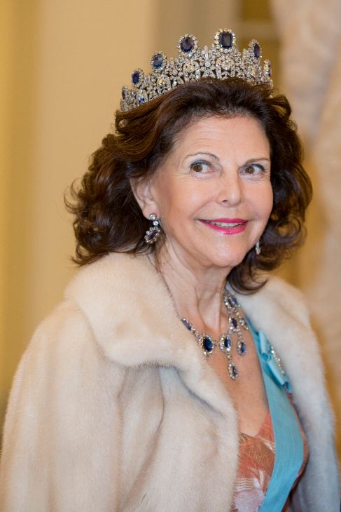 La Reina Silvia de Suecia luci los denominados zafiros de...