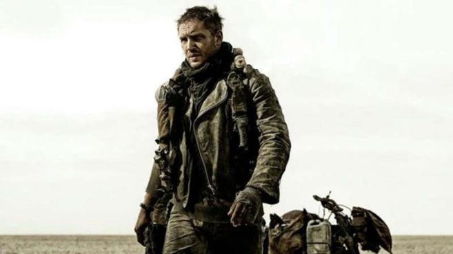 Fotograma den la pelcula 'Mad Max: Fury Road' con Tom...